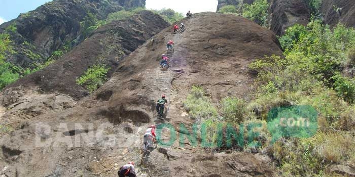 Panjat Tebing Via Ferrata oleh jajaran Muspida Trenggalek di Gunung Sepikul. foto: HERMAN S/ BANGSAONLINE
