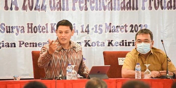 Wali Kota Kediri, Abdullah Abu Bakar, didampingi sekretaris daerah, Bagus Alit. Foto: Ist