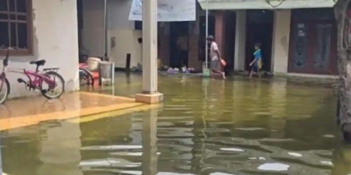 sempat-surut-banjir-bengawan-jero-kembali-genang-permukiman-warga-lamongan