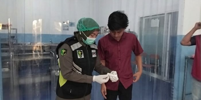  Anggota polres Ngawi saat melakukan food safety di SPPG Polri Ketanggi