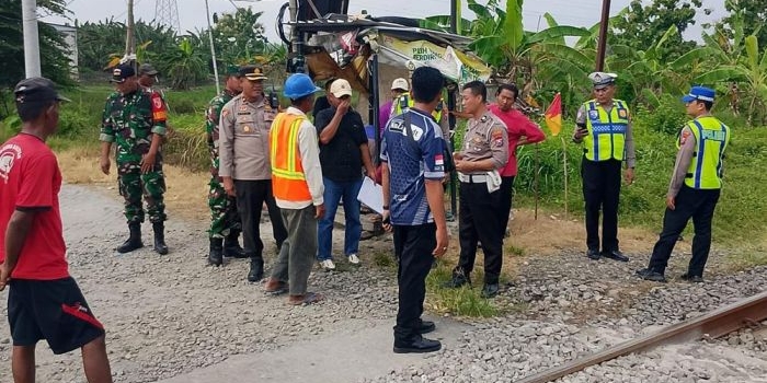 diduga-tak-dengar-teriakan-penjaga-lansia-di-lamongan-tewas-tersambar-ka-sembrani