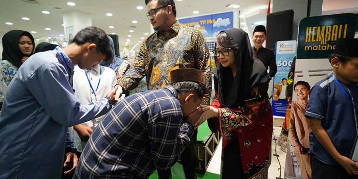 mas-dhito-dan-mbak-cicha-ajak-200-anak-yatim-belanja-baju-lebaran-di-kediri-town-square