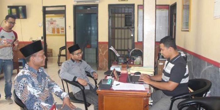 Ketua GP Ansor Bangil Saad Muafi dan Ketua FBI Hartono saat melapor ke Polres Pasuruan.