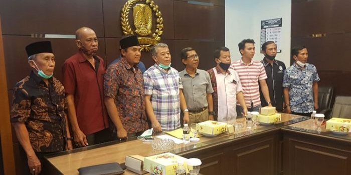 Forum Petani Garam Madura (FPGM) bertemu dengan Ketua DPRD Jawa Timur, Kusnadi. Mereka mengadukan sejumlah masalah yang dihadapi petani garam. (foto: DIDI ROSADI/ BANGSAONLINE)