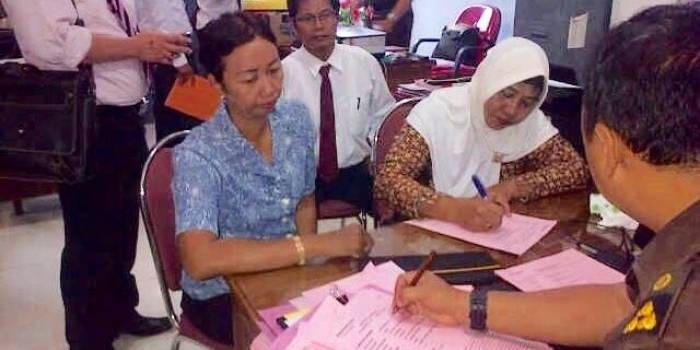 Dewi Purwati (jilbab putih) didampingi pengacara saat di Kejaksaan Negeri Kota Kediri. foto: arif kurniawan/ BANGSAONLINE