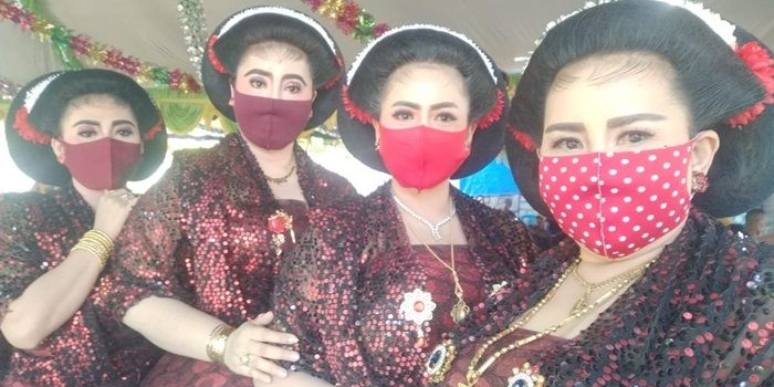 Para Penari Tayub tetap menerapkan protokol kesehatan dengan menggunakan masker.