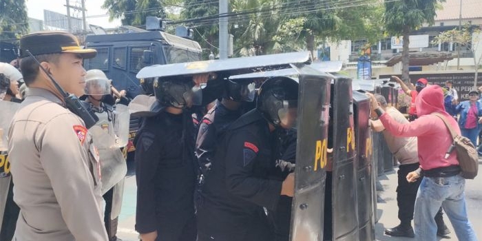 Kompol Abraham Sisik, saat memantau latihan pengamanan Pemilu Serentak 2024. 