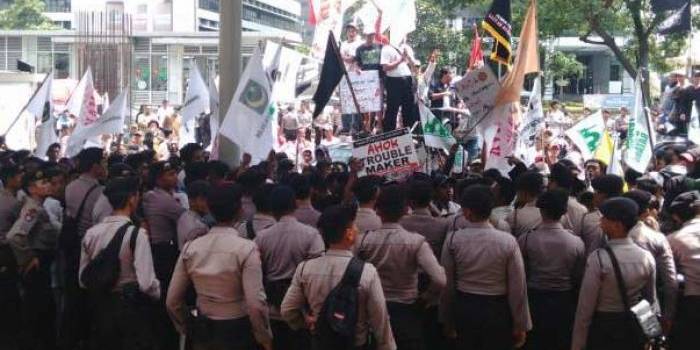 Aliansi Masyarakat Jakarta Utara (AMJU) dan gabungan aliansi lainnya tiba di KPK melakukan unjuk rasa. Mereka mendesak KPK menangkap Ahok, Selasa (3/5). Foto: kompas.com