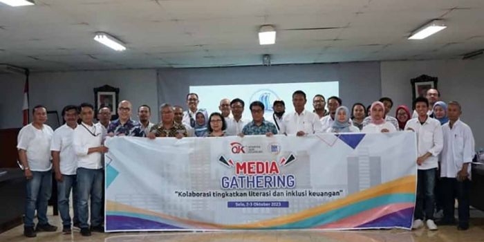Kepala OJK Kediri, Bambang Supriyanto, dan jajaran bersama awak media saat melakukan kunjungan ke PT Dan Liris. Foto: Ist

