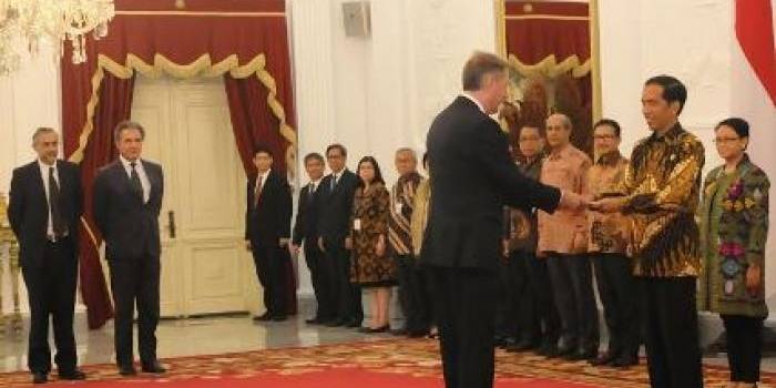 Presiden Jokowi saat menerima penyerahan surat-surat kepercayaan empat Dubes negara sahabat di Istana Merdeka. Foto: bisnis.com