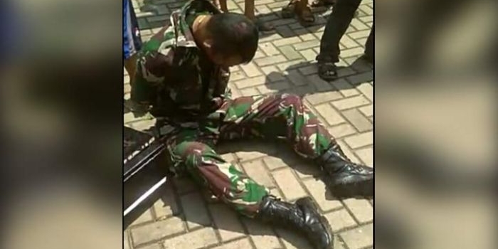 Oknum anggota TNI Kopda HR ditangkap warga saat mencuri kotak amal di Masjid Nurul Islam di Jalan Tungal, Ilir Timur II, Palembang, Sumatera Selatan, pukul 11.00, Sabtu (11/7/2019). foto: istimewa