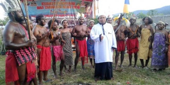 Ustadz Darto Saifudin bersama warga asli Papua di Manokwari Selatan Papua Barat. foto: istimewa/ bangsaonline.com