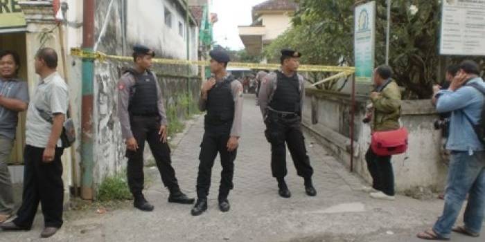 Polisi berjaga di sekitar tempat penangkapan Ridwan Sungkar. foto: Zuli Purwanto/BANGSAONLINE