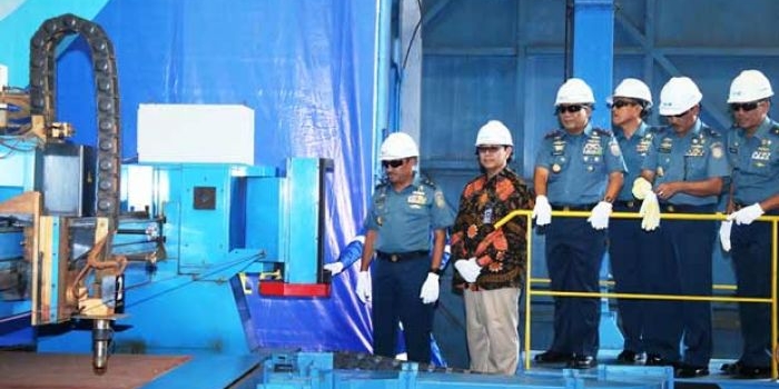 Pangarmatim (tiga dari kiri) saat menghadiri First Steel Cutting Kapal LPD di PT. PAL Indonesia.