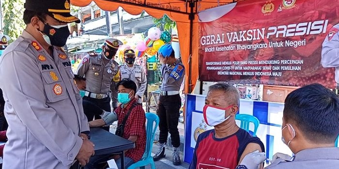 Vaksinasi keliling yang digelar di pasar tradisional. (foto: ist)