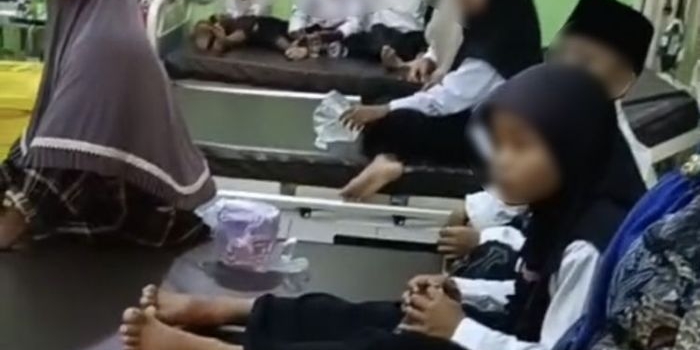 Para siswa SMAN 1 Kokop yang dirawat di puskesmas setempat akibat gangguan kesehatan usai menyantap menu MBG (dok. Ist)
