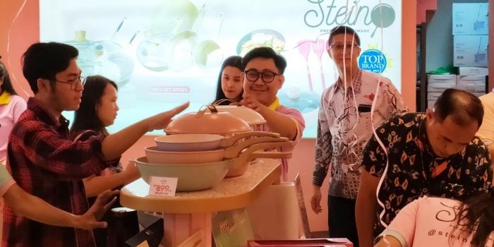 Toko Stein yang menjual produk Steincookware membuka toko ke-4 di TP3 Surabaya. Foto: DIDI ROSADI/  BANGSAONLINE