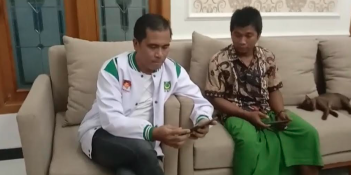 Pengurus DPW PBB Jawa Timur Mathur Kusairi bersama saksi partai korban pemukulan (dok. Ist)