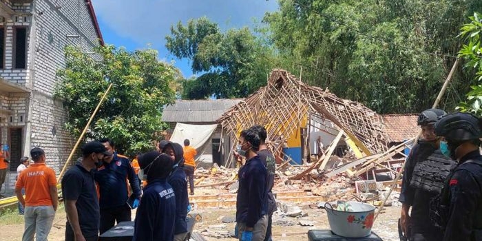 Polisi melakukan olah TKP di lokasi rumah yang runtuh akibat ledakan bahan petasan.