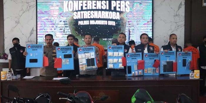 dalam-kurun-1-bulan-polres-mojokerto-kota-ringkus-8-pengedar-narkoba-amankan-bb-21753-gram-sabu