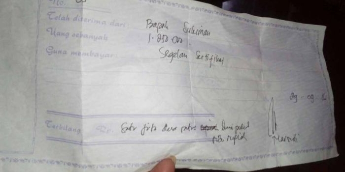 Salah satu warga menunjukkan bukti pembayaran pengurusan Prona.