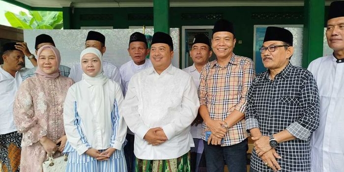 Pertemuan H. Warsubi dengan jajaran pengurus PKB dan Gerindra di Pondok Pesantren Mambaul Ma’arif Denanyar Jombang. Foto: AAN AMRULLOH/ BANGSAONLINE