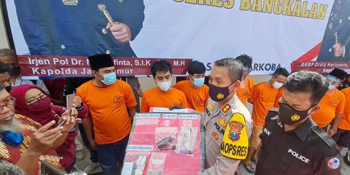 Kapolres Bangkalan AKBP Didik Haryanto menunjukkan barang bukti tembakau gorila.