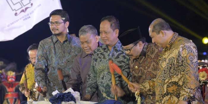 Menristekdikti Prof. M. Nasir Ph.d bersama Pakde Karwo dan Kepala Disbudpar Jatim Jarianto saat membuka acara.   