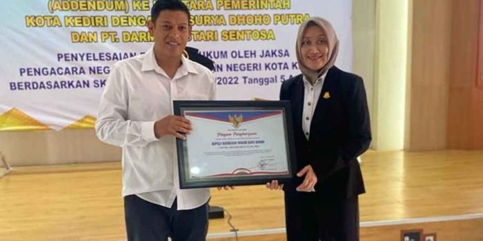 Wali Kota Kediri, Abdullah Abu Bakar, saat menyerahkan piagam penghargaan kepada Kepala Kejaksaan Negeri Kota Kediri, Novika Muzairah Rauf. Foto: Ist