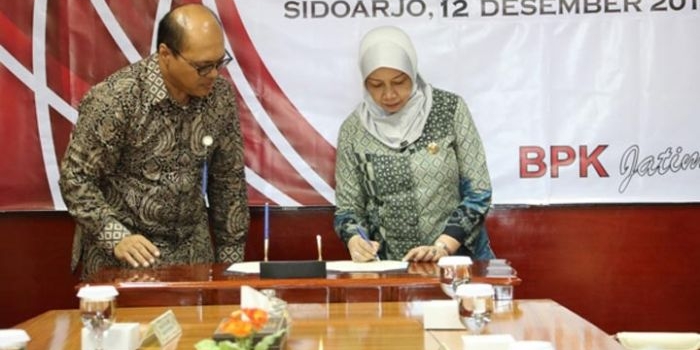 Bupati Kediri dr. Hj. Haryanti Sutrisno saat penyerahan laporan hasil pemeriksaan BPK Perwakilan Provinsi Jatim semester II 2019.
