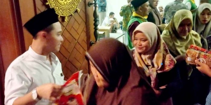 Wakil Bupati Mojokerto, Muhammad Al Barra atau yang akrab disapa Gus Barra, saat memberi bingkisan untuk relawan yang tergabung dalam Bekisar.