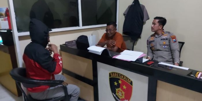 Pelaku saat diamankan dan tengah diperiksa anggota Polsek Taman