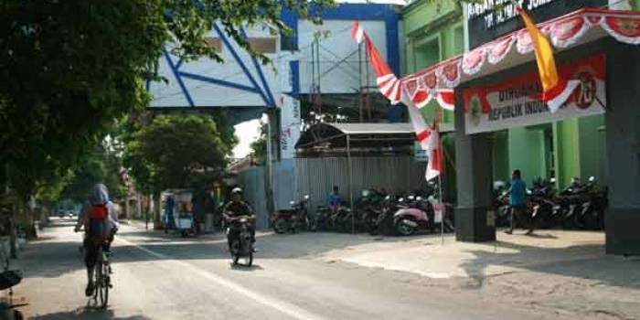 Jembatan penghubung yang disorot dewan. (foto: adi susanto/BANGSAONLINE)