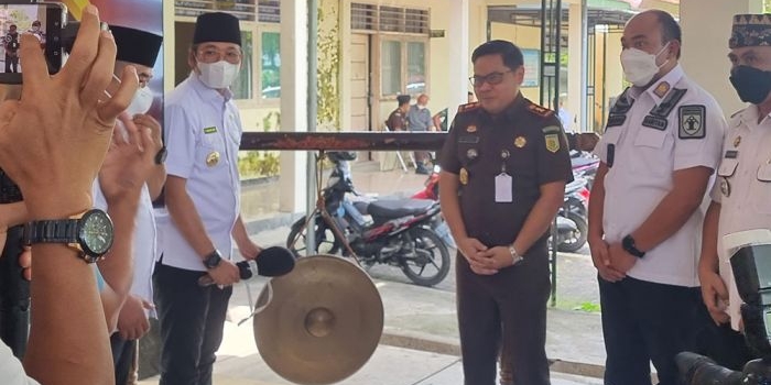 Bupati Bangkalan R. Abdul Latif Imron Amin (kiri) memukul gong sebagai tanda di-launching-nya Rumah Restorativ Justice Kecamatan Labang, Rabu (25/5/2022).