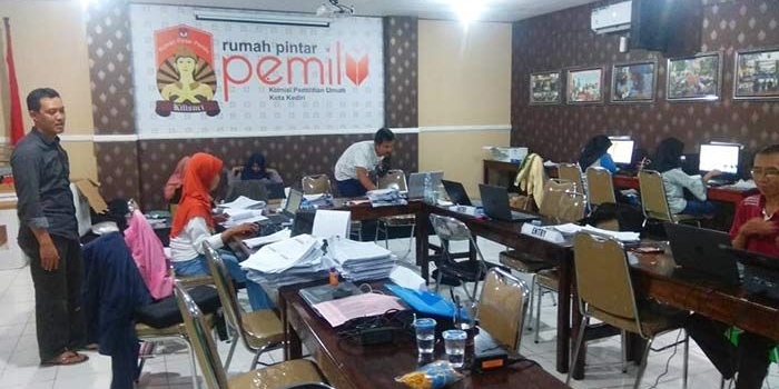 Petugas saat melakukan entri data untuk dimasukkan dalam website Situng KPU di Kantor KPU Kota Kediri. foto: ARIF KURNIAWAN/ BANGSAONLINE