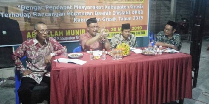 Abdullah Munir (kanan) saat menggelar public hearing. foto: SYUHUD/ BANGSAONLINE