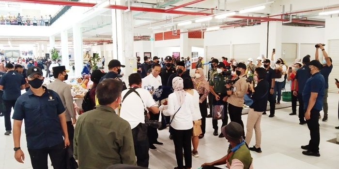 Presiden Jokowi saat meresmikan Pasar Besar Ngawi.