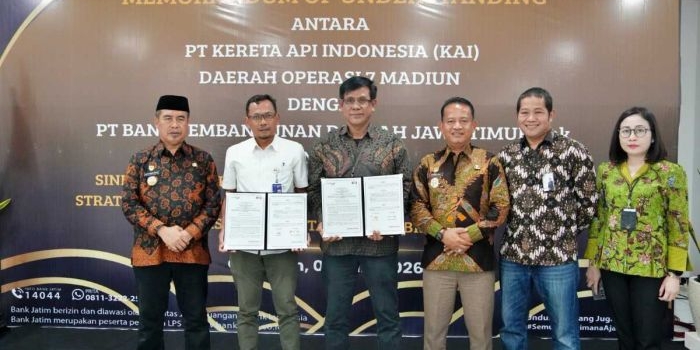  VP Daop 7 Madiun menunjukkan MoU bersama Bank Jatim.