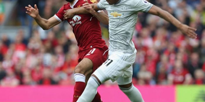 Mohamed Salah dibayangi Anthony Martial pada salah satu pertandingan
