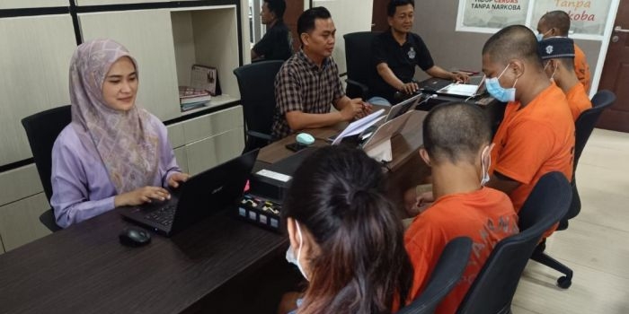 polres-gresik-bongkar-peredaran-narkoba-lintas-kecamatan-amankan-5-pelaku-sabu-dan-pil-koplo