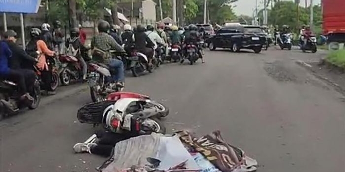 TKP laka yang tewaskan pemotor di Jl. Raya Tenaru, Driyorejo (dok. Ist)