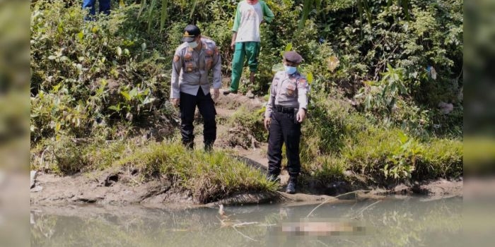 Kapolsek Sukorejo AKP Sukiyanto (kiri) saat berada di lokasi untuk memantau proses evakuasi korban. 