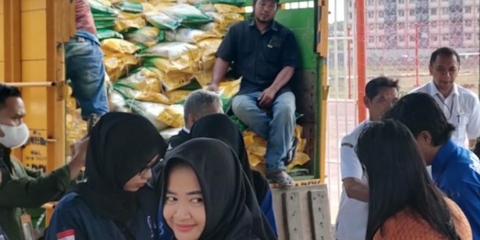 Kepala Bagian Administrasi Perekonomian Tetuko Erwin Sukarno (kanan belakang) saat memantau operasi pasar beras murah. Foto: MUJI HARJITA/ BANGSAONLINE