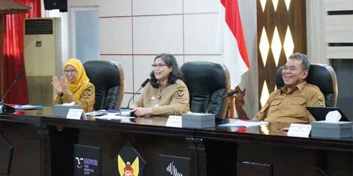 Pj Wali Kota Kediri, Zanariah (tengah), saat memberikan arahan dalam sosialisasi tata naskah dinas. Foto: Ist