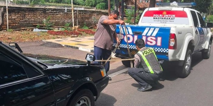 polisi-di-tuban-sigap-bantu-pengendara-mobil-mogok
