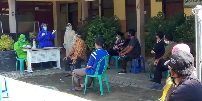 Warga saat antre untuk mengikuti rapid test. 