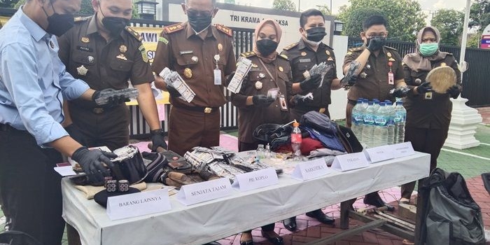 Pemusnahan barang bukti yang dipimpin oleh Kajari Ngawi.