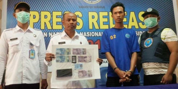 BNN menunjukkan pelaku dan barang bukti yang diamankan.