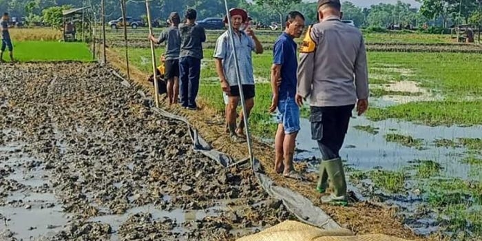 Jasad korban sebelum dievakuasi petugas.