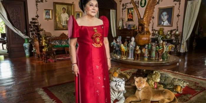 Imleda Marcos dengan gaya hidup hedonnya. foto:  Lauren Greenfield